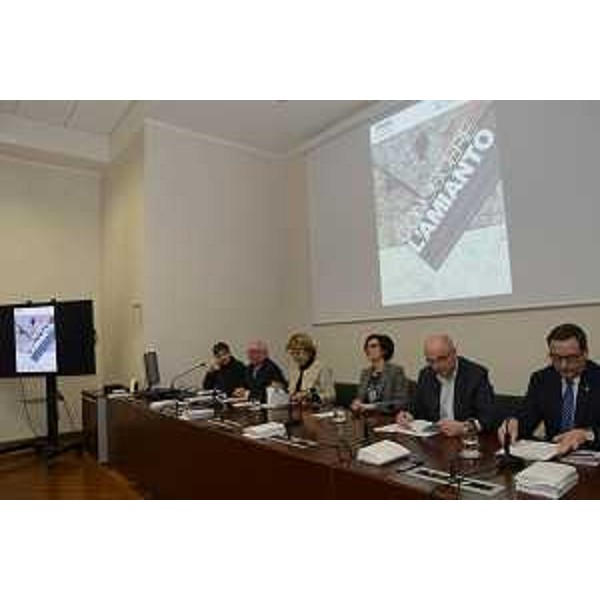 Presentazione del vademecum "Conoscere l'amianto" con gli assessori regionali Maria Sandra Telesca (Salute, Integrazione socio-sanitaria, Politiche sociali e Famiglia) e Sara Vito (Ambiente ed Energia), Fabio Lo Faro (Direttore INAIL FVG) e Fernando Della Ricca (Presidente Commissione regionale Amianto) - Trieste 22/02/2017