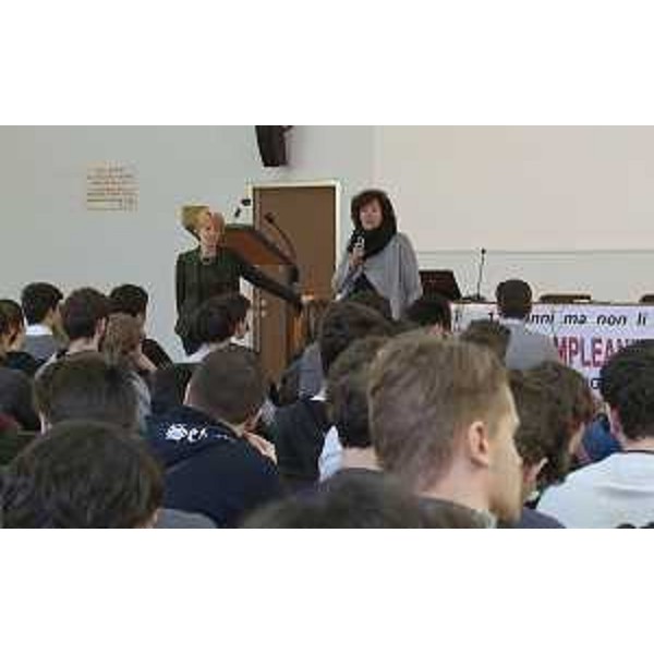 Clementina Frescura (Preside Istituto Volta Trieste) e Loredana Panariti (Assessore regionale Lavoro, Formazione, Istruzione, Pari Opportunità, Politiche giovanili, Ricerca e Università) all'incontro conclusivo del ciclo dedicato a formazione e orientamento sull'alternanza scuola/lavoro, all'Istituto tecnico statale Alessandro Volta - Trieste 23/02/2017