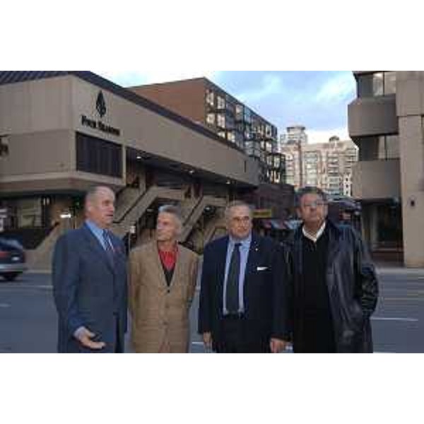 Riccardo Illy (Presidente Regione Friuli Venezia Giulia) e Roberto Antonaz (Assessore Regionaleall'istruzione, cultura, sport e pace) con Fantino e Di Luca (Toronto, 12/11/05)