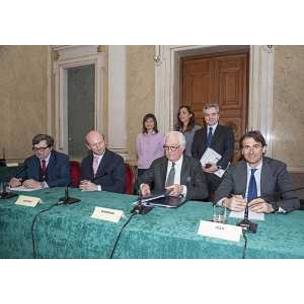 Tavolo della firma dei contratti di finanziamento congiunto Banca Europea Investimenti (BEI) - Cassa Depositi e Prestiti (CDP) per la terza corsia dell'Autostrada A4 - Trieste 27/02/2017 (Foto Autovie Venete S.p.A.)