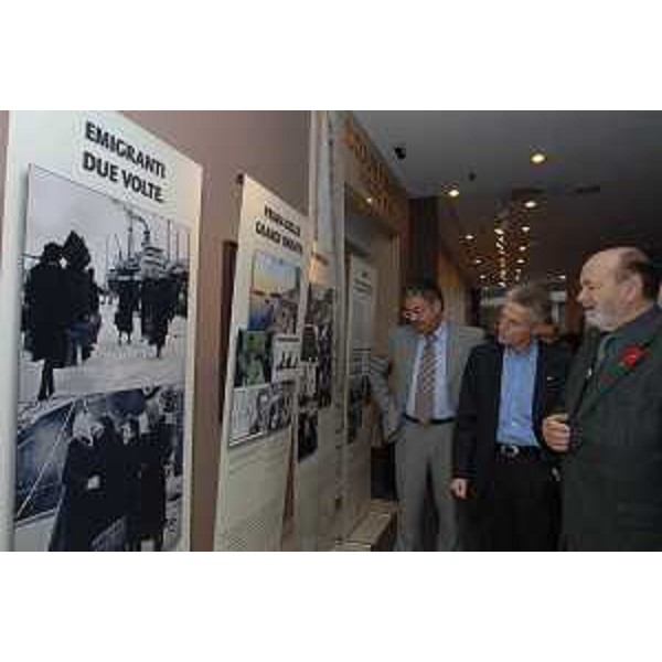 Riccardo Illy (Presidente Regione Friuli Venezia Giulia) e Roberto Antonaz (Assessore Regionaleall'istruzione, cultura, sport e pace) visitano gli emigranti (Toronto, 12/11/05)