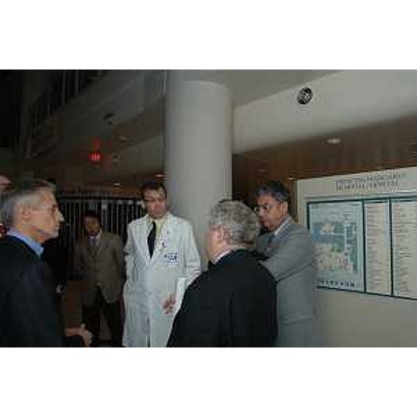 Riccardo Illy (Presidente Regione Friuli Venezia Giulia) e Roberto Antonaz (Assessore Regionaleall'istruzione, cultura, sport e pace) all'ospedale oncologico Princess Margaret (Toronto, 12/11/05)