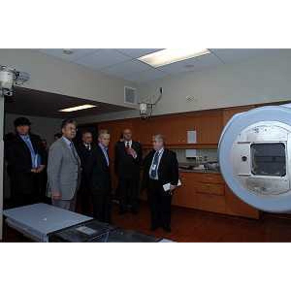 Riccardo Illy (Presidente Regione Friuli Venezia Giulia) e Roberto Antonaz (Assessore Regionaleall'istruzione, cultura, sport e pace) all'ospedale Princess Margaret (Toronto, 12/11/05)
