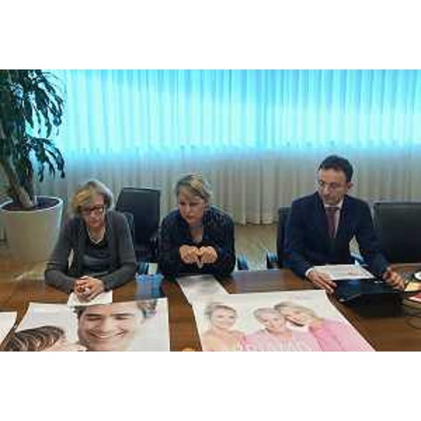 Maria Sandra Telesca (Assessore regionale), tra Nora Coppola e Francesco Gongolo (Direttore e funzionario Area promozione salute e prevenzione Regione FVG), alla presentazione della campagna d'informazione sugli Screening oncologici promossi dalla Regione Friuli Venezia Giulia - Udine 02/03/2017