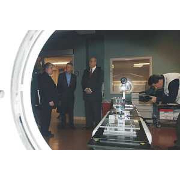 Riccardo Illy (Presidente Regione Friuli Venezia Giulia) all'ospedale Princess Margaret (Toronto, 12/11/05)