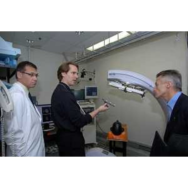 Riccardo Illy (Presidente Regione Friuli Venezia Giulia) all'ospedale Princess Margaret (Toronto, 12/11/05)