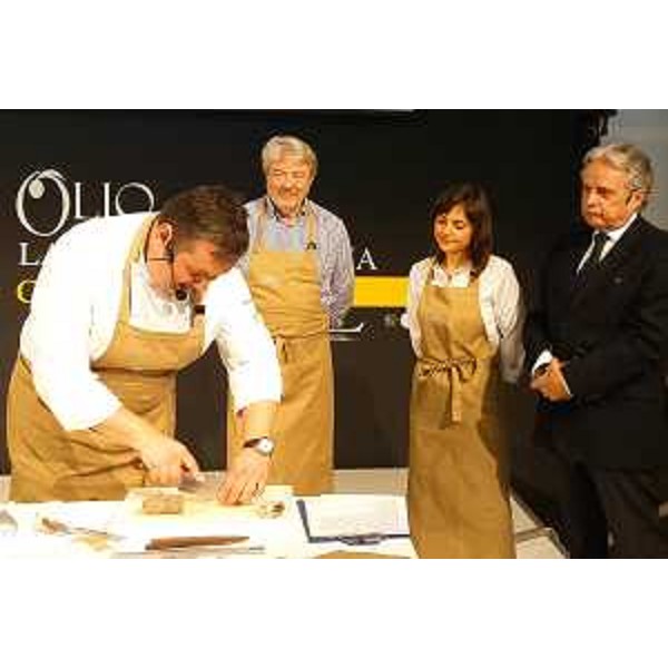 Emanuele Scarello (Chef stellato), Antonio Paoletti (Presidente CCIAA Venezia Giulia) e Debora Serracchiani (Presidente Regione Friuli Venezia Giulia) durante lo show cooking all'inaugurazione dell'undicesima edizione di Olio Capitale, alla Stazione Marittima - Trieste 04/03/2017