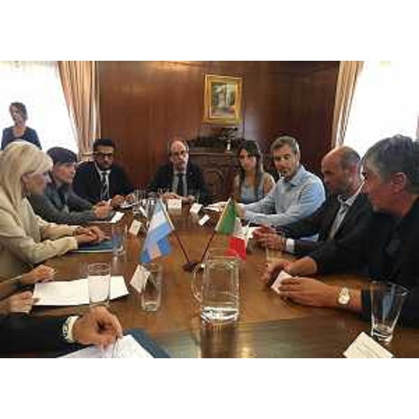 Teresa Castaldo (Ambasciatrice d'Italia a Buenos Aires), Debora Serracchiani (Presidente Regione Friuli Venezia Giulia), Gianni Torrenti (Assessore regionale Cultura, Sport e Solidarietà), Guillermo Dietrich e Jorge Meltz (Ministro e sottosegretario Trasporti Argentina) - Buenos Aires 08/03/2017