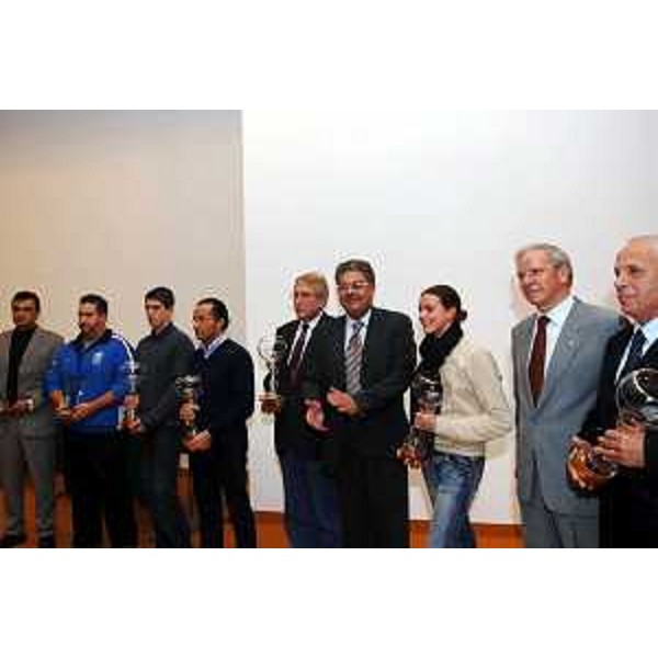 Roberto Antonaz (Assessore Regionale all'istruzione, cultura, sport e pace) con le "Aquile dello Sport" (Grado, 07/11/05)
