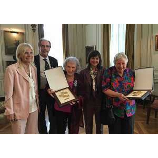 Teresa Castaldo (Ambasciatrice d'Italia a Buenos Aires), Gianni Torrenti (Assessore regionale Cultura, Sport e Solidarietà) e Debora Serracchiani (Presidente Regione Friuli Venezia Giulia) tra Lita Boitano e Vera Vigevani Jarach, "Madres de Plaza de Mayo" - Buenos Aires 08/03/2017