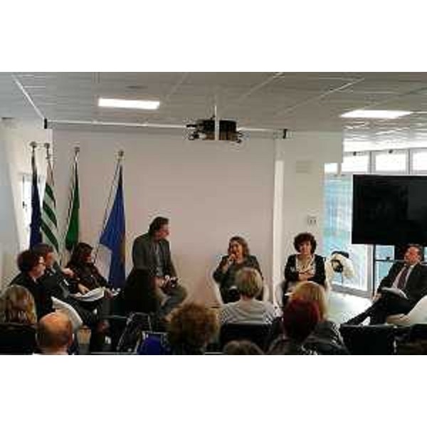 Loredana Panariti (Assessore regionale Lavoro, Formazione, Istruzione, Pari Opportunità, Politiche giovanili, Ricerca e Università) alla tavola rotonda "Salute e sicurezza delle donne: a che punto siamo?", organizzata dalla CISL FVG - Monfalcone 09/03/2017 (Foto Luciano Bordin)