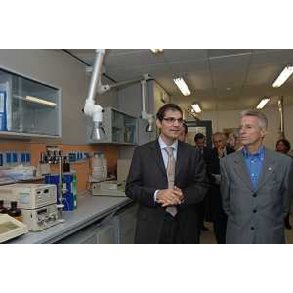 Riccardo Illy (Presidente Regione Friuli Venezia Giulia) nei laboratori Gesteco (Gions del Torre, 07/11/05)