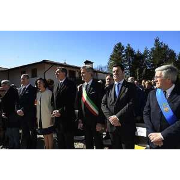 Sergio Bolzonello (Vicepresidente Regione Friuli Venezia Giulia), Borut Pahor (Presidente Repubblica di Slovenia), Mariano Zufferli (Sindaco San Pietro), Franco Iacop (Presidente Consiglio regionale FVG) e Pietro Fontanini (Presidente Provincia Udine) all'inaugurazione della sede rinnovata dell'Istituto comprensivo statale con insegnamento bilingue sloveno-italiano Paolo Petricig - San Pietro al Natisone 11/03/2017