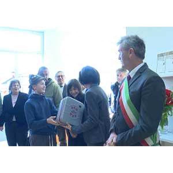 Debora Serracchiani (Presidente Regione Friuli Venezia Giulia) alla consegna di due defibrillatori donati dalla locale Riserva di Caccia a due scuole di San Pietro - San Pietro al Natisone 13/03/2017