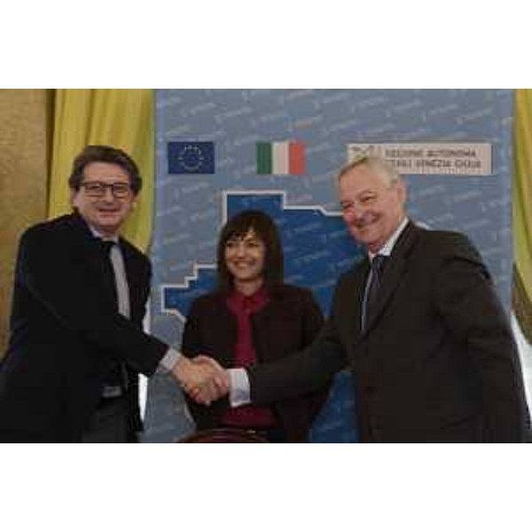 Debora Serracchiani (Presidente Regione Friuli Venezia Giulia) tra Zeno D'Agostino (Presidente Autorità Sistema Portuale Mare Adriatico Orientale) e Sergio Paoletti (Presidente AREA Science Park) che hanno appena siglato il Protocollo per lo sviluppo industriale del Porto di Trieste - Trieste 15/03/2017