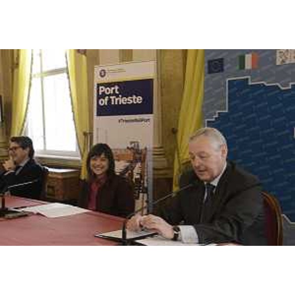 Debora Serracchiani (Presidente Regione Friuli Venezia Giulia) tra Zeno D'Agostino (Presidente Autorità Sistema Portuale Mare Adriatico Orientale) e Sergio Paoletti (Presidente AREA Science Park) al Tavolo della firma del Protocollo per lo sviluppo industriale del Porto di Trieste - Trieste 15/03/2017