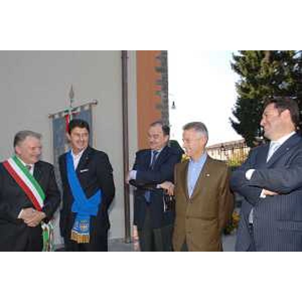 Riccardo Illy (Presidente Regione Friuli Venezia Giulia) e Franco Iacop (Assessore Regionale per le relazioni internazionali, comunitarie e autonomie locali) con Molinaro all'intitolazione centro servizi "Antonio Comelli" (Nimis, 29/10/05)