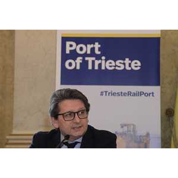 Zeno D'Agostino (Presidente Autorità Sistema Portuale Mare Adriatico Orientale) al Tavolo della firma del Protocollo per lo sviluppo industriale del Porto di Trieste, siglato da Autorità Sistema Portuale Mare Adriatico Orientale e AREA Science Park - Trieste 15/03/2017