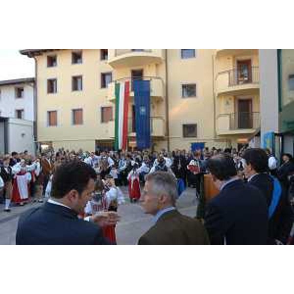 Riccardo Illy (Presidente Regione Friuli Venezia Giulia) e Franco Iacop (Assessore Regionale per le relazioni internazionali, comunitarie e autonomie locali) all'intitolazione centro servizi "Antonio Comelli" (Nimis, 29/10/05)