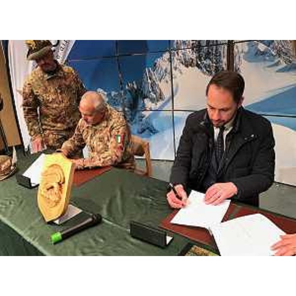 Federico Bonato (Truppe Alpine) e Cristiano Shaurli (Assessore regionale Risorse agricole e forestali, presidente AINEVA) firmano la Convenzione per il Servizio Meteomont - San Candido (BZ) 16/03/2017
