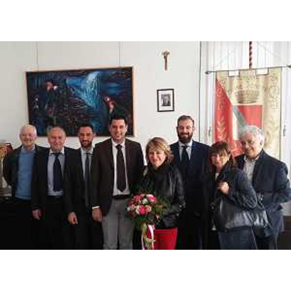 Maria Sandra Telesca (Assessore regionale Salute, Integrazione socio-sanitaria, Politiche sociali e Famiglia) con Christian Vaccher (Sindaco Fiume Veneto) e la Giunta comunale - Fiume Veneto 16/03/2017