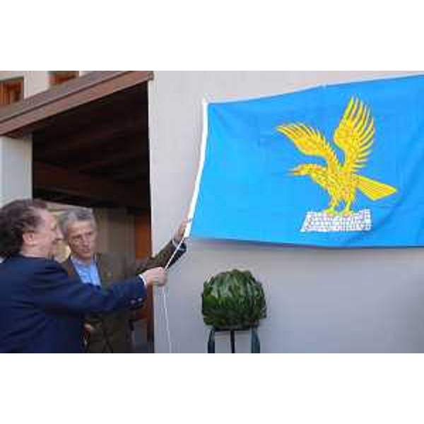 Riccardo Illy (Presidente Regione Friuli Venezia Giulia) con la vedova Comelli all'intitolazione centro servizi "Antonio Comelli" (Nimin, 29/10/05)