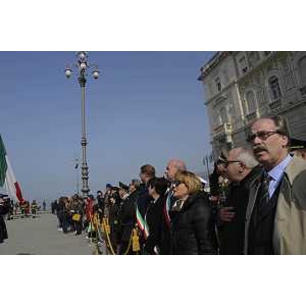 Roberto Dipiazza (Sindaco Trieste), Annapaola Porzio (Commissario di Governo in FVG e prefetto Trieste), Leonardo La Vigna (Questore Trieste) e Gianni Torrenti (Assessore regionale Cultura, Sport e Solidarietà) alle celebrazioni della Giornata dell'Unità nazionale, della Costituzione, dell'Inno e della Bandiera, in piazza Unità d'Italia - Trieste 17/03/2017