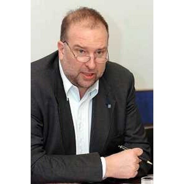 Roberto Cosolini (Assessore regionale al lavoro, formazione, università e ricerca) in primo piano con gli occhiali 