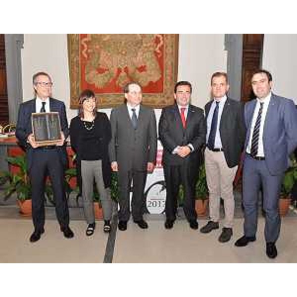 Debora Serracchiani (Presidente Regione Friuli Venezia Giulia), e ultimo a destra Daniele Sergon (Sindaco Capriva del Friuli), al trentennale dell'Associazione Nazionale Città del Vino, nella Sala della Protomoteca in Campidoglio - Roma 21/03/2017