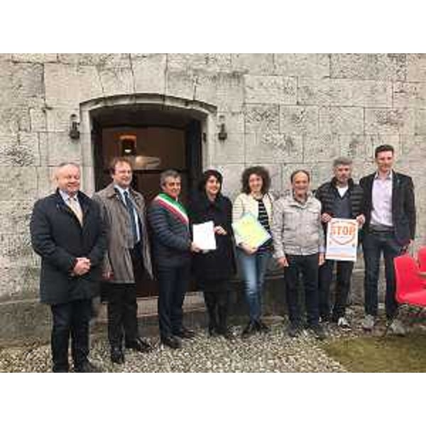 Franco Buttazzoni (CCIAA Udine), Giorgio Damiani (Presidente FVG Strade S.p.A.), Francesco Martines (Sindaco Palmanova), Mariagrazia Santoro (Assessore regionale Infrastrutture e Territorio), Elena Bernardis (Scuola media Zorutti) e Gianfranco Romanelli (Presidente ACI Udine) all'inaugurazione del dispositivo sperimentale "STOP Salvapedoni" - Palmanova 21/03/2017
