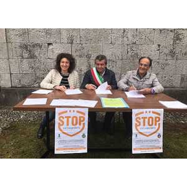 Elena Bernardis (Scuola media Zorutti), Francesco Martines (Sindaco Palmanova) e Gianfranco Romanelli (Presidente ACI Udine) all'inaugurazione del dispositivo sperimentale "STOP Salvapedoni" - Palmanova 21/03/2017