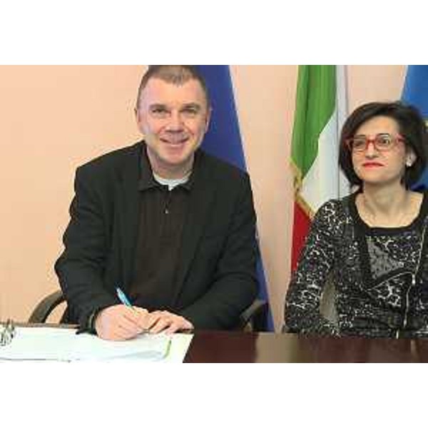 Lorenzo Fabbro (Presidente ARLeF) e Sara Vito (Assessore regionale Ambiente ed Energia) alla firma del Protocollo tra ARLeF-Agjenzie regjonâl pe lenghe furlane e Isontina Ambiente S.r.l. - Gorizia 22/03/2017