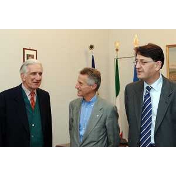 Riccardo Illy (Presidente Regione Friuli Venezia Giulia), Lodovico Sonego (Assessore Regionale alla pianificazione territoriale, energia, mobilità e infrastrutture di trasporto) e Gianni Locatelli (Presidente di Trafigura Electricity Italia) (Trieste, 26/10/05)