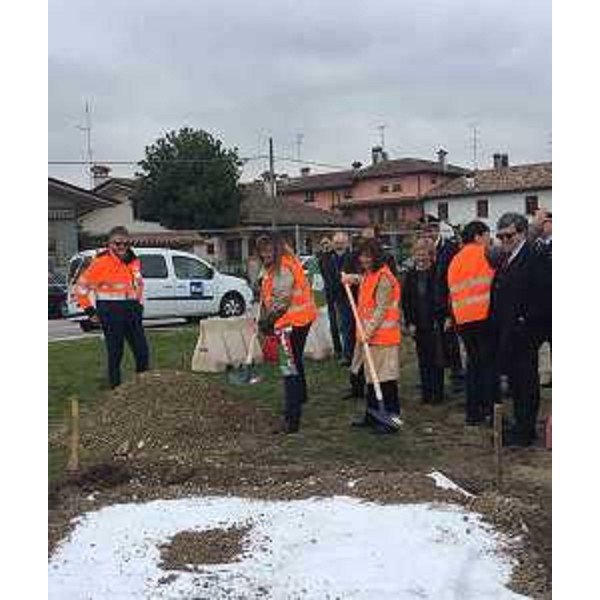 Debora Serracchiani (Presidente Regione Friuli Venezia Giulia) alla posa della prima pietra del cantiere dei lavori per la realizzazione del nuovo ponte sul Torre, primo lotto stralcio del rinnovato progetto per la Palmanova-Manzano - Chiopris Viscone 23/03/2017