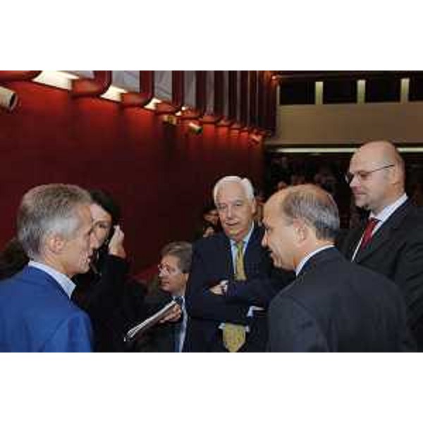 Riccardo Illy (Presidente Regione Friuli Venezia Giulia), Alessandro Natalini (rappresentante consorzio MIPA), Andrea Viero (Direttore generale della Regione) e Zollia al convegno AIR (Trieste, 25/10/05)