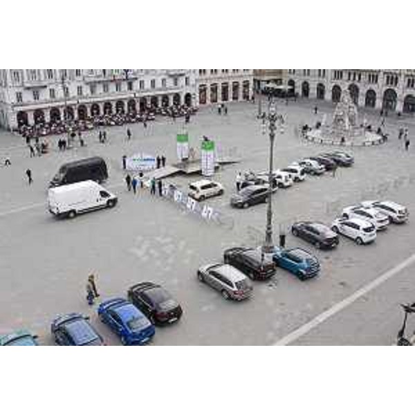 Piazza Unità per la prima gara del Campionato ECONOVA Cup 2017 "ECONOVA ADRIATIC RALLY" di regolarità per vetture elettriche e a energia alternativa - Trieste 23/03/2017