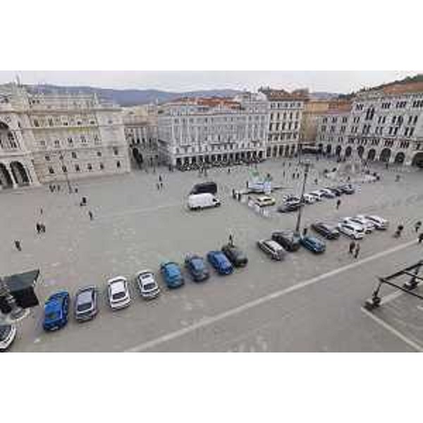 Piazza Unità per la prima gara del Campionato ECONOVA Cup 2017 "ECONOVA ADRIATIC RALLY" di regolarità per vetture elettriche e a energia alternativa - Trieste 23/03/2017