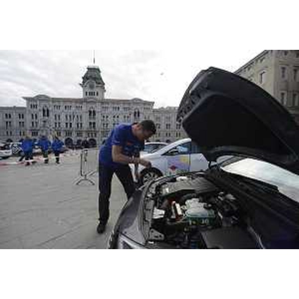 Automobile partecipante alla prima gara del Campionato ECONOVA Cup 2017 "ECONOVA ADRIATIC RALLY" di regolarità per vetture elettriche e a energia alternativa, in piazza Unità - Trieste 23/03/2017