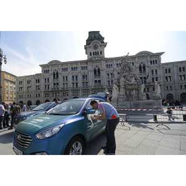 Automobile partecipante alla prima gara del Campionato ECONOVA Cup 2017 "ECONOVA ADRIATIC RALLY" di regolarità per vetture elettriche e a energia alternativa, in piazza Unità - Trieste 23/03/2017