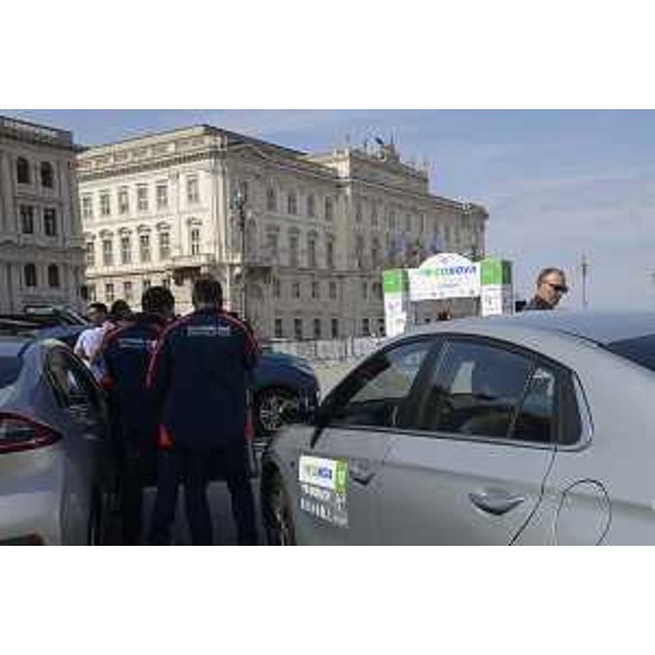 Automobile partecipante alla prima gara del Campionato ECONOVA Cup 2017 "ECONOVA ADRIATIC RALLY" di regolarità per vetture elettriche e a energia alternativa, in piazza Unità - Trieste 23/03/2017