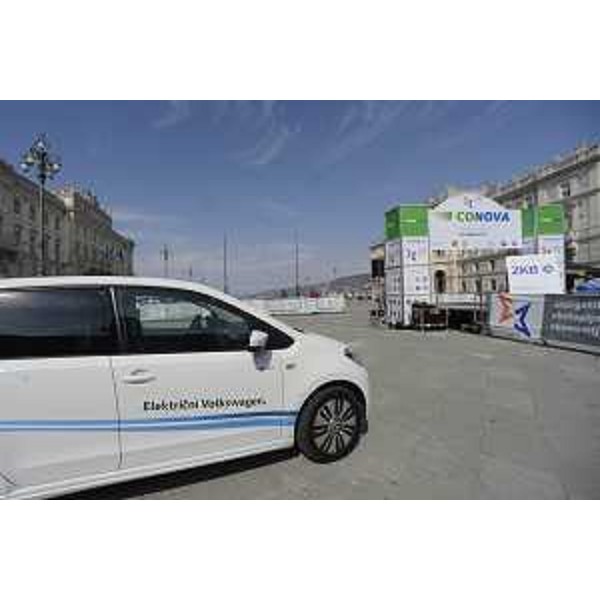 Automobile partecipante alla prima gara del Campionato ECONOVA Cup 2017 "ECONOVA ADRIATIC RALLY" di regolarità per vetture elettriche e a energia alternativa, in piazza Unità - Trieste 23/03/2017