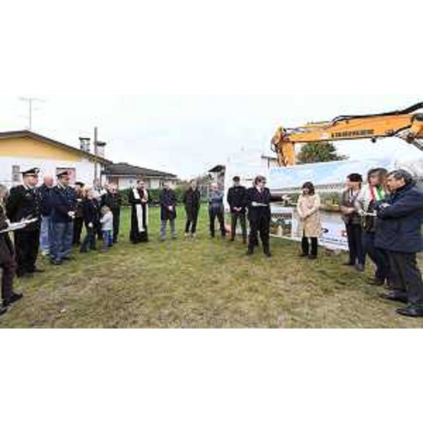 Maurizio Castagna (Presidente e amministratore delegato Autovie Venete S.p.A.), Debora Serracchiani (Presidente Regione Friuli Venezia Giulia) e Mariagrazia Santoro (Assessore regionale Infrastrutture e Territorio) alla posa della prima pietra del cantiere dei lavori per la realizzazione del nuovo ponte sul Torre, primo lotto stralcio del rinnovato progetto per la Palmanova-Manzano - Chiopris Viscone 23/03/2017