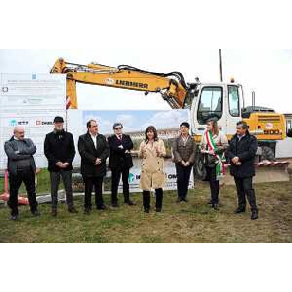 Carlo Schiff (Vicesindaco Chiopris Viscone), Maurizio Castagna (Presidente e amministratore delegato Autovie Venete S.p.A.), Debora Serracchiani (Presidente Regione Friuli Venezia Giulia), Mariagrazia Santoro (Assessore regionale Infrastrutture e Territorio) e Raffaella Perusin (Sindaco Chiopris Viscone) alla posa della prima pietra del cantiere dei lavori per la realizzazione del nuovo ponte sul Torre, primo lotto stralcio del rinnovato progetto per la Palmanova-Manzano - Chiopris Viscone 23/03/2017