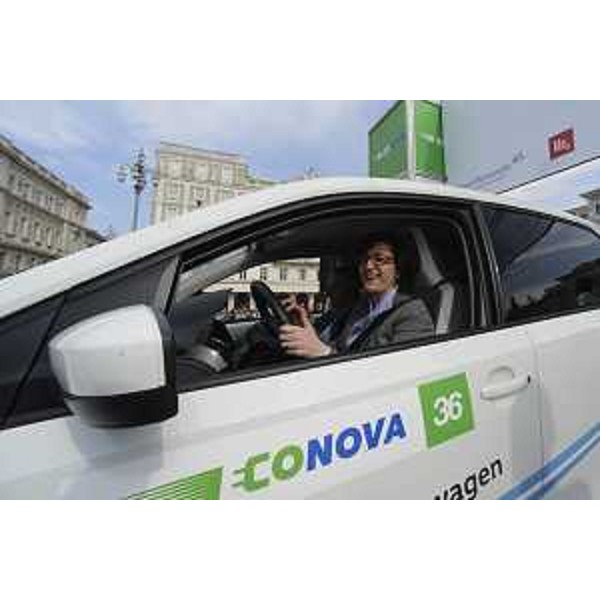 Sara Vito (Assessore regionale Ambiente ed Energia) in piazza Unità alla partenza della prima gara del Campionato ECONOVA Cup 2017 "ECONOVA ADRIATIC RALLY" di regolarità per vetture elettriche e a energia alternativa - Trieste 23/03/2017