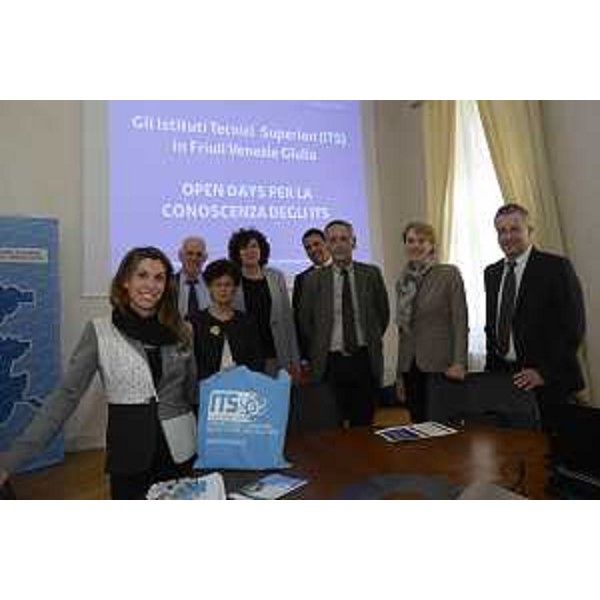 Loredana Panariti (Assessore regionale Lavoro, Formazione, Istruzione, Pari Opportunità, Politiche giovanili, Ricerca e Università), con dirigenti scolastici, alla conferenza stampa sugli Open Days che presentano i quattro Istituti Tecnici Superiori (ITS) del FVG, nella sede della Regione - Trieste 23/03/2017
