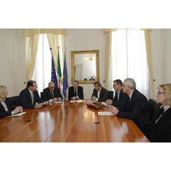 Marco Tullio Petrangelo (Direttore generale PromoTurismoFVG) e Sergio Bolzonello (Vicepresidente Regione FVG e assessore Attività produttive, Turismo e Cooperazione) con amministratori dei Comuni di Aquileia, Cividale, Grado e Palmanova, nella sede della Regione - Trieste 24/03/2017