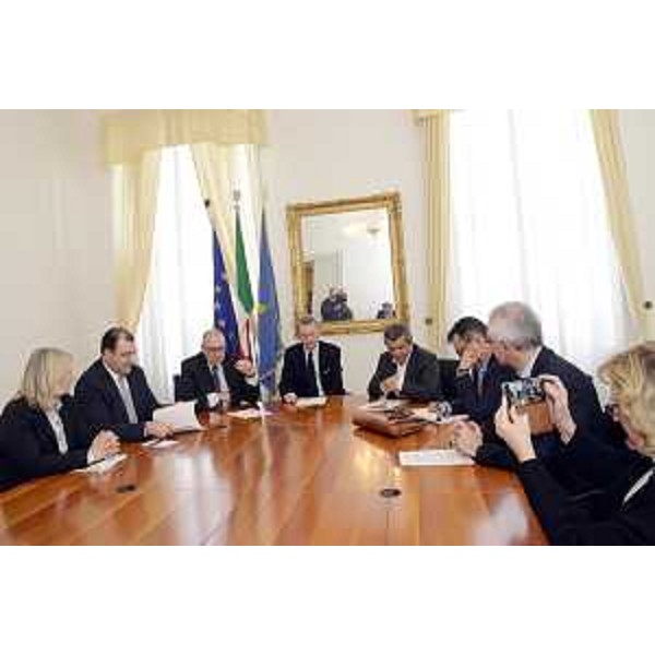 Marco Tullio Petrangelo (Direttore generale PromoTurismoFVG) e Sergio Bolzonello (Vicepresidente Regione FVG e assessore Attività produttive, Turismo e Cooperazione) con amministratori dei Comuni di Aquileia, Cividale, Grado e Palmanova, nella sede della Regione - Trieste 24/03/2017