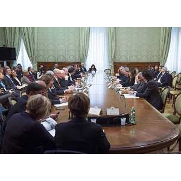 Paolo Gentiloni (Presidente del Consiglio dei Ministri) riceve i rappresentanti della Conferenza delle Regioni e delle Province autonome a Palazzo Chigi. A capotavola Debora Serracchiani (Presidente Regione Friuli Venezia Giulia) - Roma 27/03/2017 (Foto Tiberio Barchielli)