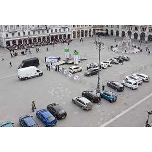 Piazza Unità d'Italia durante la prima gara del Campionato ECONOVA Cup 2017 "ECONOVA ADRIATIC RALLY" di regolarità per vetture elettriche e a energia alternativa - Trieste 23/03/2017