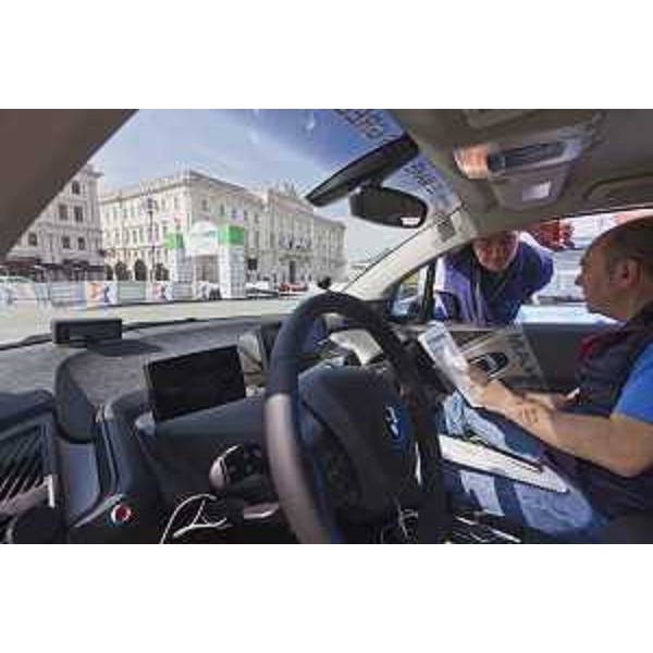 Equipaggio in piazza Unità d'Italia durante la prima gara del Campionato ECONOVA Cup 2017 "ECONOVA ADRIATIC RALLY" di regolarità per vetture elettriche e a energia alternativa - Trieste 23/03/2017